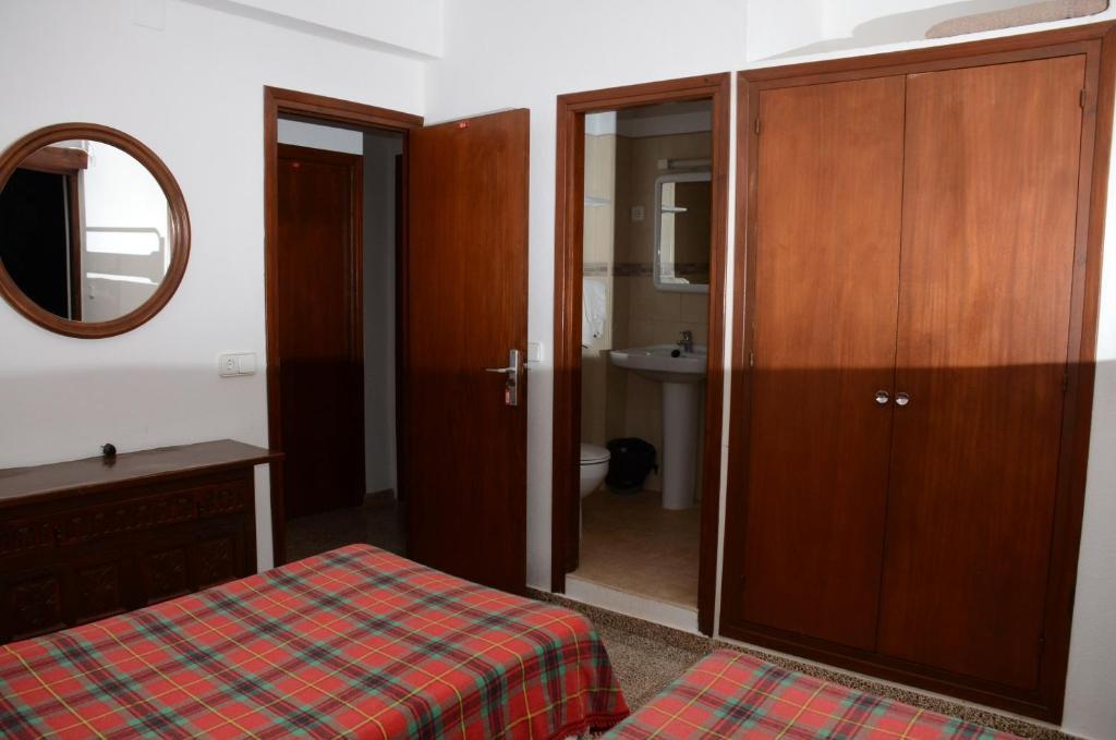 Hotel Hostal Alocs Playa DPlaya Des Figueral Zimmer foto